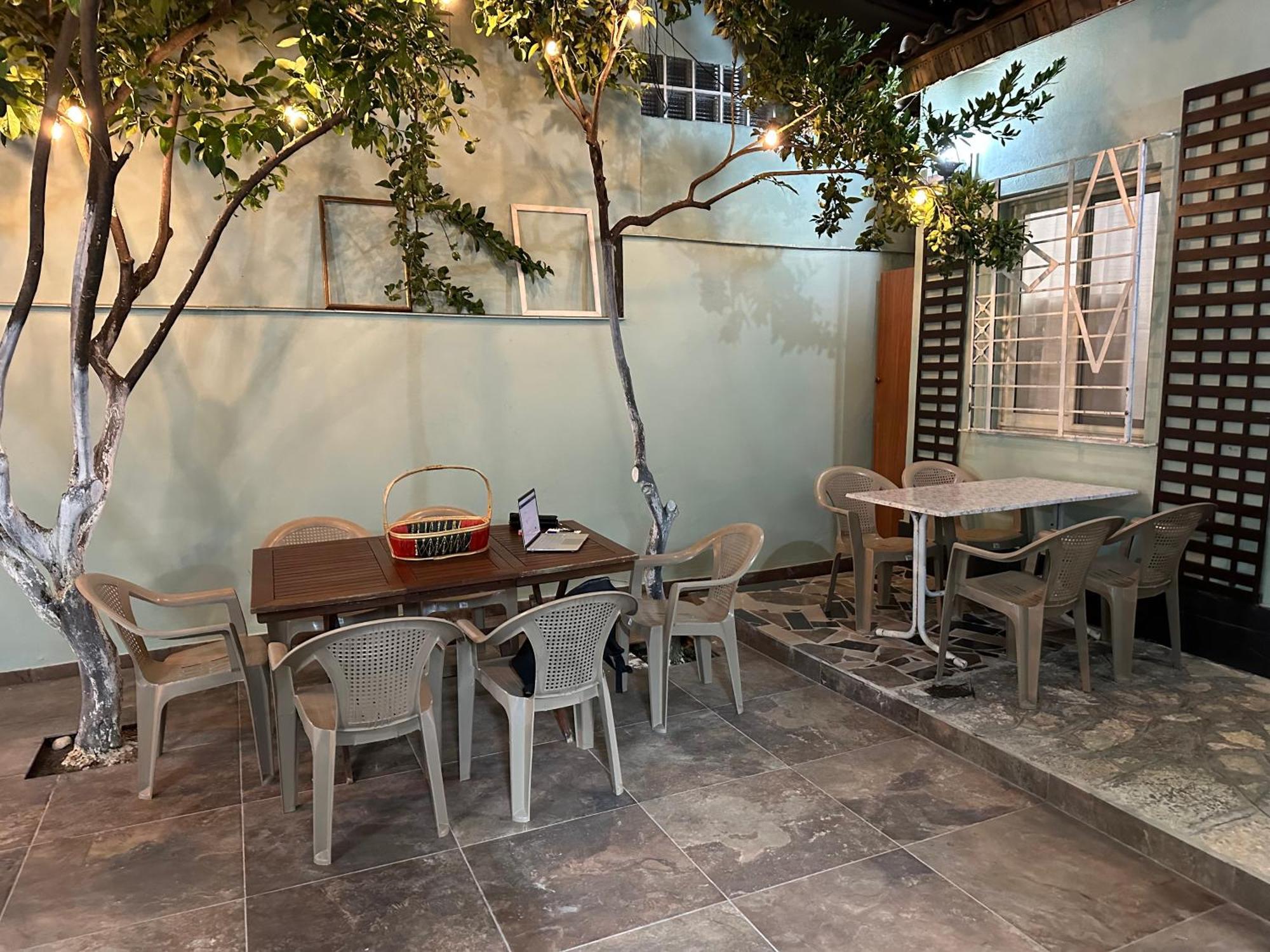 Tirana Lemon Breeze Hostel Buitenkant foto