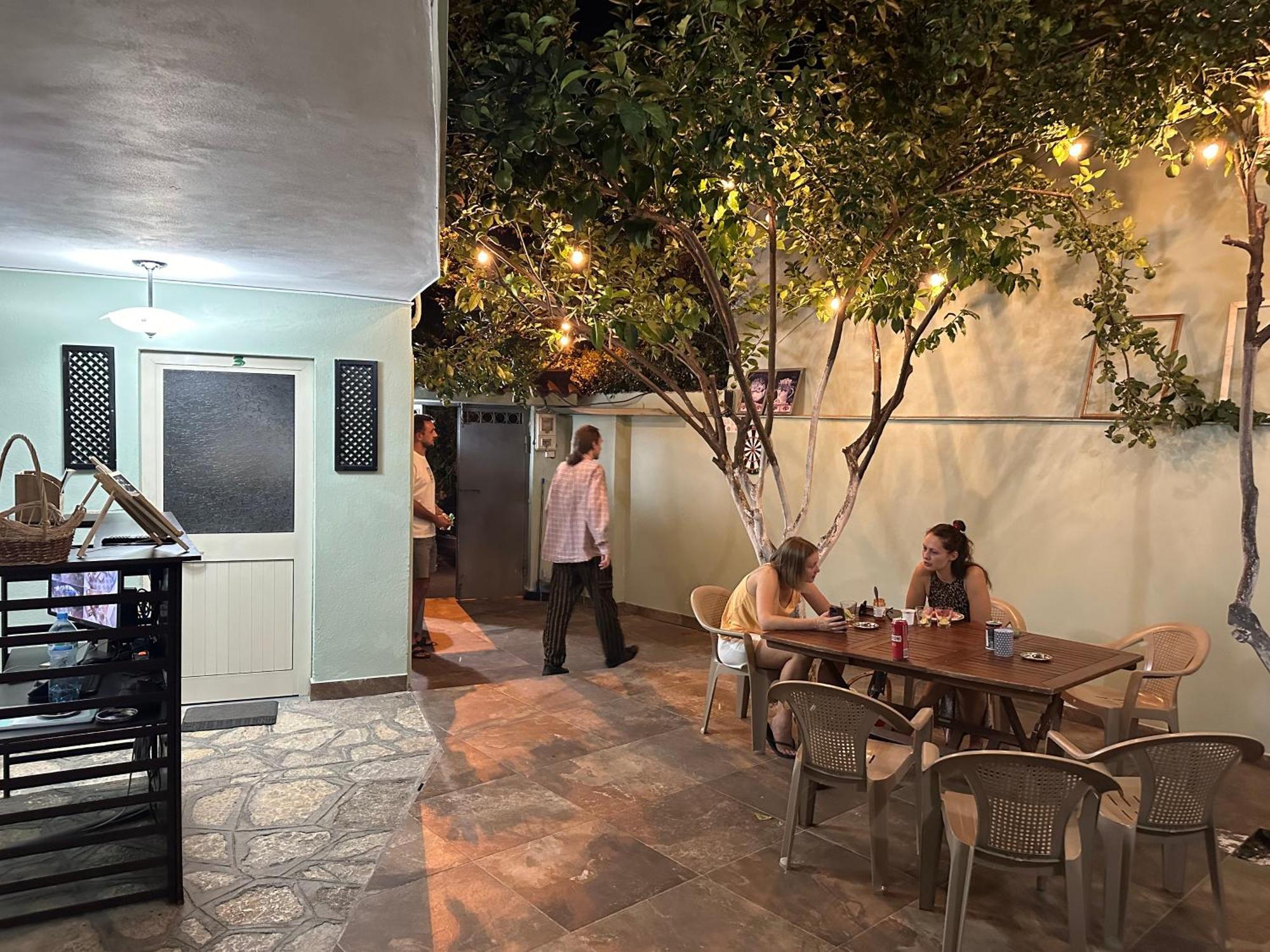 Tirana Lemon Breeze Hostel Buitenkant foto
