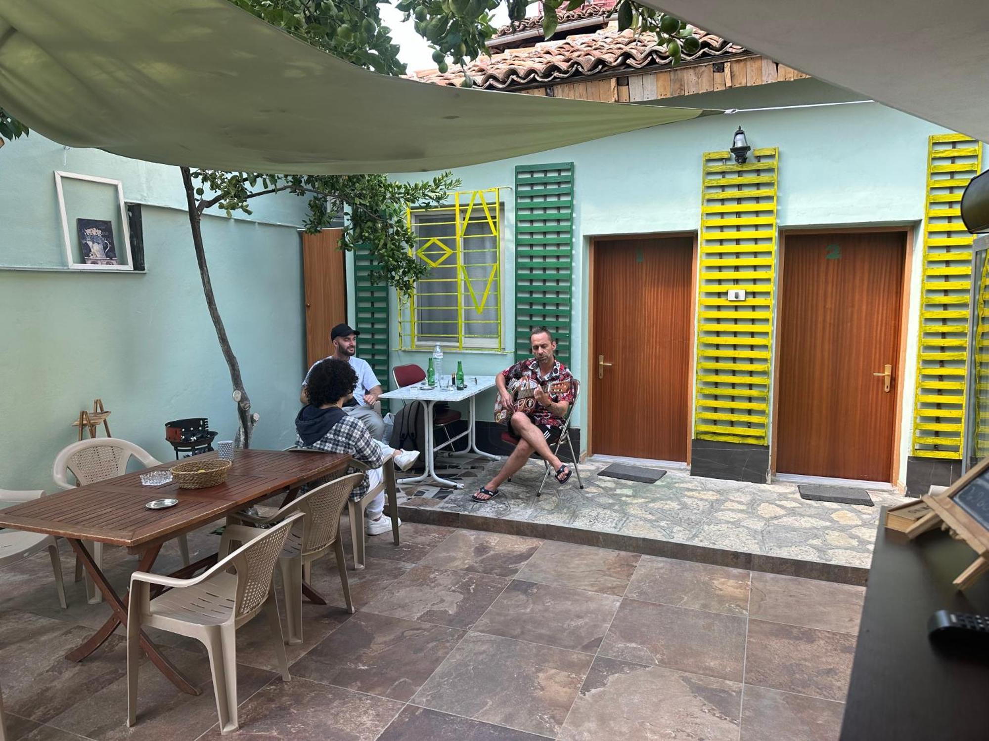 Tirana Lemon Breeze Hostel Buitenkant foto